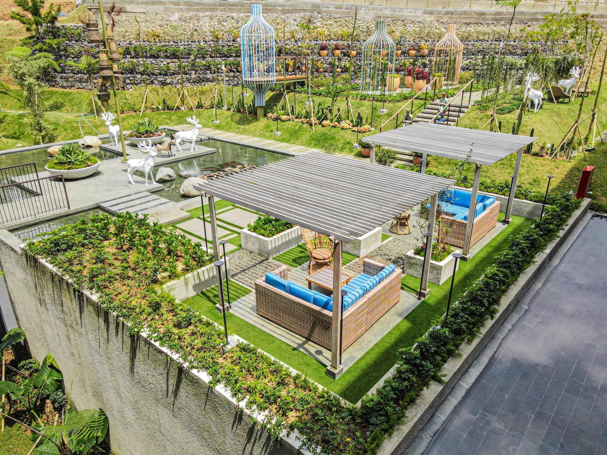 The Botanica Sanctuary Hotel Puncak Exterior photo The park