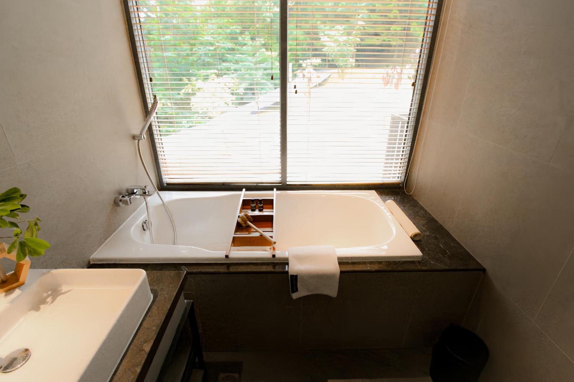 The Botanica Sanctuary Hotel Puncak Room photo A bathtub